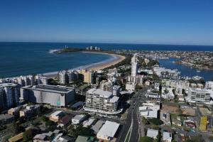 una vista aérea de la ciudad y el océano en Pandanus Mooloolaba en Mooloolaba