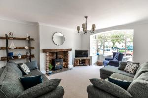 un soggiorno con 2 divani e un camino di NORTH BEACH HOUSE - 3 Bedroom Fully Equipped Spacious House Perfect for Family Getaways in Bridlington a Bridlington