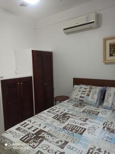 um quarto com uma cama com um edredão em Residencial Simas em Florianópolis