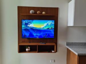 Televisyen dan/atau pusat hiburan di Hermoso departamento con alberca, a 10 minutos de la playa!!!