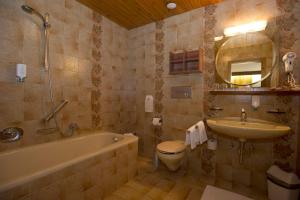 y baño con bañera, lavabo y aseo. en Hotel Mondschein en Sesto