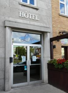 una señal de hotel en la parte delantera de un edificio en Gîte le 812, en Quebec