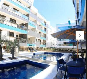 ein Schwimmbad vor einem Gebäude in der Unterkunft Spazio di Patricia in Governador Celso Ramos