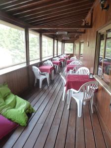 un vagone ristorante di un treno con tavoli e sedie di Hotel Caldora a Rocca di Mezzo