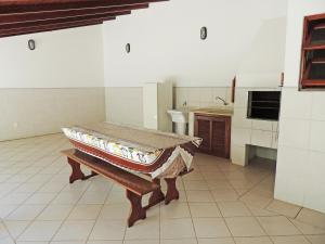 佛羅安那波里的住宿－POUSADA AZALÉIAS，一间大厨房,中间设有一张桌子