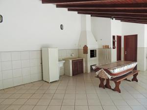 佛羅安那波里的住宿－POUSADA AZALÉIAS，一间带桌子和冰箱的大厨房
