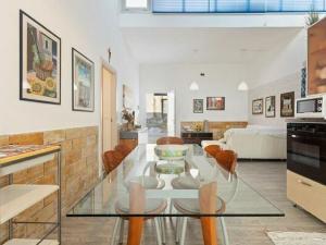 cocina y sala de estar con mesa de cristal en Alcamo Marina Villa Pool, en Alcamo Marina