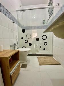baño con aseo y ducha con círculos negros en Studio Copacabana, en Río de Janeiro