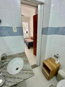 y baño con lavabo, aseo y ducha. en Studio Copacabana, en Río de Janeiro