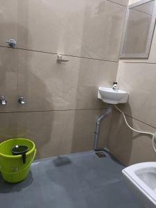 Bilik mandi di Wayanad Vista Service Apartment