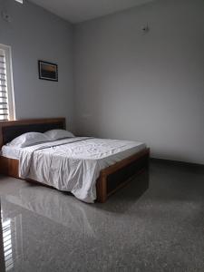 Tempat tidur dalam kamar di Wayanad Vista Service Apartment