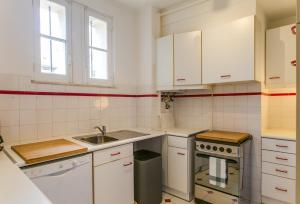Een keuken of kitchenette bij Spacious, Bright and Newly Renovated 2 Bedroom Apartment, Lisbon Historical Center, Madragoa