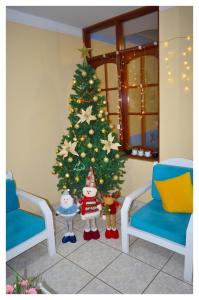 a christmas tree in the corner of a room at Hospedaje La Casa Blanca in Urbanizacion Buenos Aires