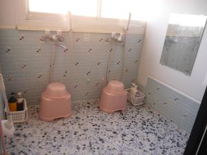 Um banheiro em ゲストハウスKOIZUMI