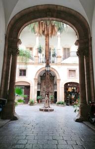 wejście do budynku z posągiem w środku w obiekcie Casa Busari w mieście Palermo
