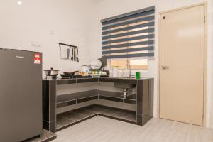 Kuchyň nebo kuchyňský kout v ubytování Gorgeous Sunset & Tea Plantation View-Premium Hotel Bed