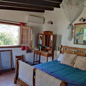 a bedroom with a bed and a sink in it at La Casa del Orobal in Agaete