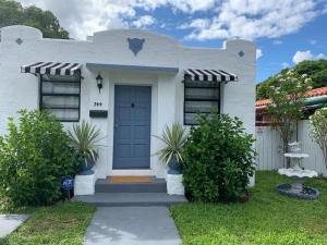 een wit huis met een blauwe deur bij Cozy Private Room, near the Airport - Free parking - 01 in Miami
