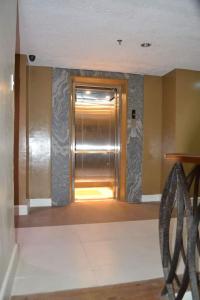 een hal met een metalen lift in een gebouw bij Annex Hotel Tavern in Surigao