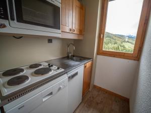 Appartement Valmorel, 3 pièces, 5 personnes - FR-1-356-299にあるキッチンまたは簡易キッチン