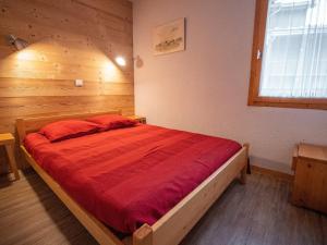 ヴァルモレルにあるAppartement Valmorel, 3 pièces, 6 personnes - FR-1-356-316のベッドルーム1室(赤毛布付きの大型ベッド1台付)