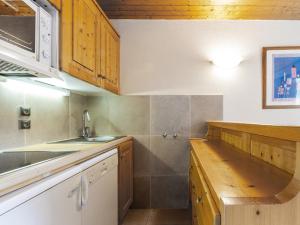 Appartement Méribel, 2 pièces, 4 personnes - FR-1-355-14にあるキッチンまたは簡易キッチン