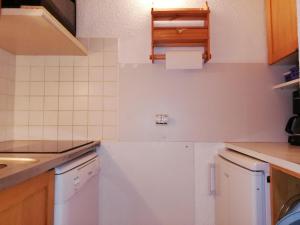 Appartement Valmorel, 1 pièce, 4 personnes - FR-1-356-312にあるキッチンまたは簡易キッチン