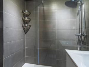 La salle de bains est pourvue d'une douche avec une porte en verre. dans l'établissement Studio Méribel, 1 pièce, 4 personnes - FR-1-355-23, à Méribel