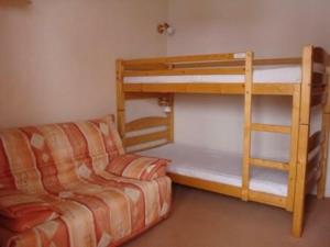 1 dormitorio con litera y sofá en Appartement Méribel, 2 pièces, 6 personnes - FR-1-355-37 en Méribel