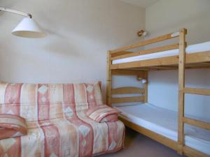 Appartement Méribel, 2 pièces, 6 personnes - FR-1-355-37にある二段ベッド