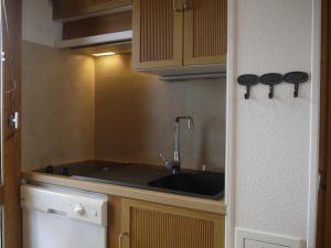 Appartement Méribel, 2 pièces, 5 personnes - FR-1-355-32にあるキッチンまたは簡易キッチン