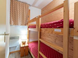 ヴァルモレルにあるAppartement Valmorel, 2 pièces, 4 personnes - FR-1-356-305の二段ベッド2組が備わる客室です。