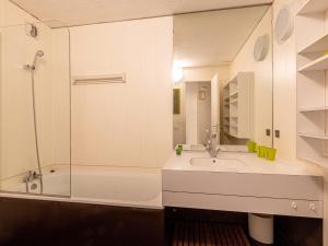 ein Bad mit einer Badewanne, einem Waschbecken und einer Dusche in der Unterkunft Appartement Valmorel, 2 pièces, 5 personnes - FR-1-356-318 in Valmorel