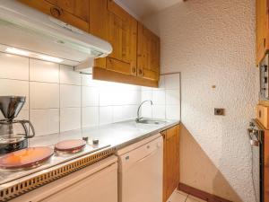 Appartement Valmorel, 2 pièces, 6 personnes - FR-1-356-297にあるキッチンまたは簡易キッチン