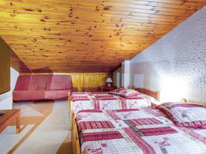 ヴァルモレルにあるAppartement Valmorel, 2 pièces, 6 personnes - FR-1-356-297の木製の天井が特徴のベッドルーム1室(ベッド2台付)