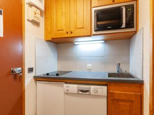 Appartement Méribel, 1 pièce, 4 personnes - FR-1-355-26にあるキッチンまたは簡易キッチン
