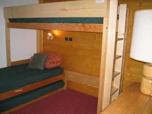 Appartement Méribel, 2 pièces, 6 personnes - FR-1-355-36にある二段ベッド