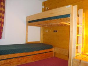 Appartement Méribel, 2 pièces, 6 personnes - FR-1-355-36にある二段ベッド
