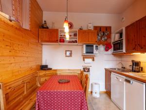 Appartement Les Allues-Méribel, 2 pièces, 5 personnes - FR-1-355-120にあるキッチンまたは簡易キッチン