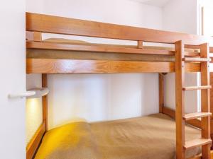 a bunk bed in a room with a bunk bed in a room at Appartement La Plagne, 2 pièces, 6 personnes - FR-1-353-72 in La Plagne