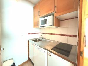Appartement La Plagne, 1 pièce, 4 personnes - FR-1-351-17にあるキッチンまたは簡易キッチン