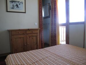 A bed or beds in a room at Appartement La Plagne, 2 pièces, 6 personnes - FR-1-351-59