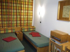 Uma cama ou camas num quarto em Appartement Méribel, 1 pièce, 4 personnes - FR-1-355-161