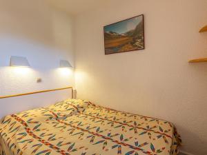 una camera con un letto e due lampade a muro di Appartement La Plagne, 2 pièces, 5 personnes - FR-1-353-7 a La Plagne