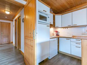 Appartement Méribel, 3 pièces, 6 personnes - FR-1-355-96にあるキッチンまたは簡易キッチン