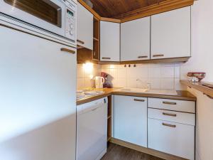 Appartement Méribel, 3 pièces, 6 personnes - FR-1-355-96にあるキッチンまたは簡易キッチン