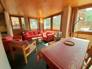 Appartement La Plagne, 3 pièces, 6 personnes - FR-1-351-32にあるシーティングエリア