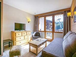 a living room with a couch and a tv at Appartement La Plagne-Tarentaise, 2 pièces, 5 personnes - FR-1-353-81 in Montchavin