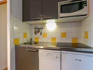 Appartement La Plagne, 2 pièces, 4 personnes - FR-1-353-46にあるキッチンまたは簡易キッチン