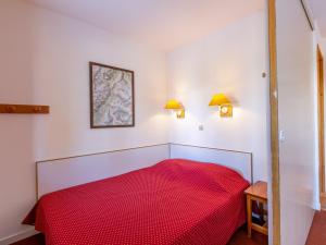 ラ・プラーニュにあるAppartement La Plagne, 2 pièces, 4 personnes - FR-1-353-46の白い部屋の赤いベッド1台(ランプ2つ付)